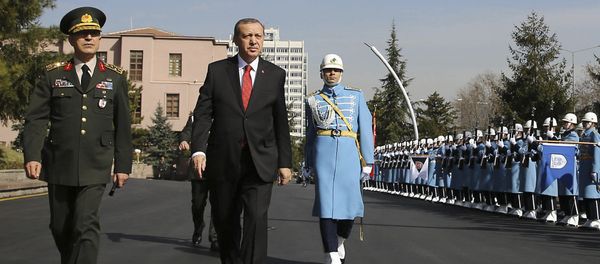 Turkish President Recep Tayyip Erdogan, centre, accompanied by Turkish Forces' Chief of Staff Gen. Hulusi Akar, left, reviews a honour guard Thursday Feb. 18, 2016 Turkish President Recep Tayyip Erdogan, centre, accompanied by Turkish Forces' Chief of Staff Gen. Hulusi Akar, left, reviews a honour guard Thursday Feb. 18, 2016 - Sputnik International