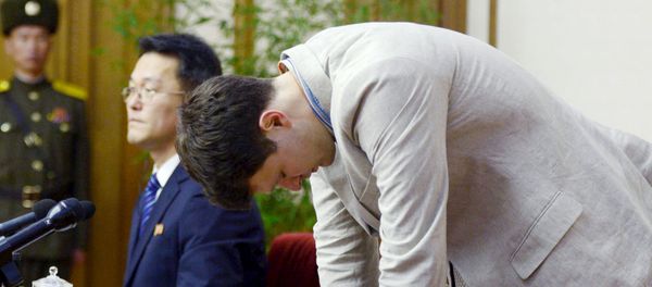 Otto Frederick Warmbier (R), a University of Virginia student who has been detained in North Korea since early January, bows during a new conference in Pyongyang, North Korea, in this photo released by Kyodo February 29, 2016 Otto Frederick Warmbier (R), a University of Virginia student who has been detained in North Korea since early January, bows during a new conference in Pyongyang, North Korea, in this photo released by Kyodo February 29, 2016 - Sputnik International