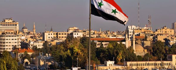 A Syrian national flag waves as vehicles move slowly on a bridge during rush hour, in Damascus, Syria, Sunday, Feb. 28, 2016 - Sputnik International