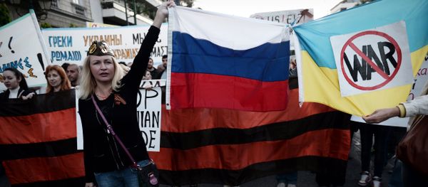People hold Russian and Ukrainian flags tied together bearing an anti-war symbol (File) - Sputnik International