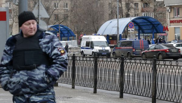 A Russian police officer stands at the site where a woman suspected of murdering a young child was detained, near Oktyabrskoye Pole metro station in Moscow, Russia, February 29, 2016. A Russian police officer stands at the site where a woman suspected of murdering a young child was detained, near Oktyabrskoye Pole metro station in Moscow, Russia, February 29, 2016. - Sputnik International