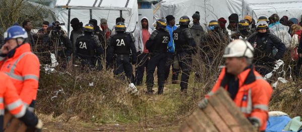 Agents dismantle a shelter as anti-riot policemen stand nearby on February 29, 2016 in the jungle migrants and refugees camp in Calais, northern France Agents dismantle a shelter as anti-riot policemen stand nearby on February 29, 2016 in the jungle migrants and refugees camp in Calais, northern France - Sputnik International