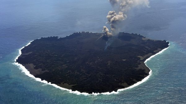 This handout picture taken by Japan Coast Guard on March 25, 2015 shows the newly created Nishinoshima island at the Ogasawara island chain, 1,000 kilometres south of Tokyo - Sputnik International