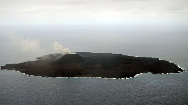 This handout picture taken by Japan Coast Guard on April 27, 2015 shows the newly created Nishinoshima island at the Ogasawara island chain, 1,000 kilometres south of Tokyo This handout picture taken by Japan Coast Guard on April 27, 2015 shows the newly created Nishinoshima island at the Ogasawara island chain, 1,000 kilometres south of Tokyo - Sputnik International