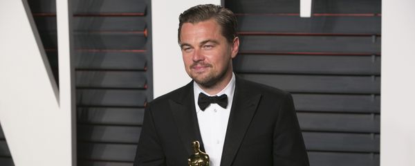 US actor Leonardo DiCaprio poses with his Best Actor award as he arrives to the 2016 Vanity Fair Oscar Party in Beverly Hills, California on February 28, 2016 - Sputnik International