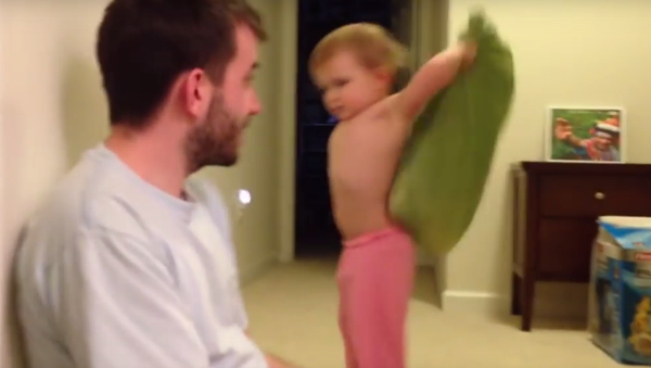 Toddler Loses Pillow Fight - Sputnik International