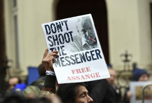 A supporter holds up a poster of WikiLeaks founder Julian Assange outside the Ecuadorian embassy in central London, Britain February 5, 2016. A supporter holds up a poster of WikiLeaks founder Julian Assange outside the Ecuadorian embassy in central London, Britain February 5, 2016. - Sputnik International