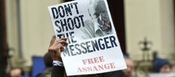 A supporter holds up a poster of WikiLeaks founder Julian Assange outside the Ecuadorian embassy in central London, Britain February 5, 2016. - Sputnik International