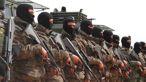 Tunisian soldiers pose during a presentation of the anti-jihadi fence, in near Ben Guerdane, eastern Tunisia. - Sputnik International