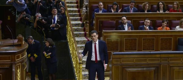 Leader of Spanish Socialist Party (PSOE) Pedro Sanchez (C) descends the stairs before speaking at Las Cortes in Madrid on March 1, 2016 during a parliamentary debate to vote him through as prime minister and allow the country to finally get a government. - Sputnik International