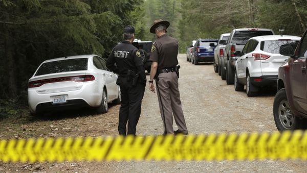 Mason County Sheriff's Chief Criminal Deputies Russ Osterhout, left, and Ryan Spurling, right, stand on a road near the scene of a fatal shooting Friday, Feb. 26, 2016, near Belfair, Wash. - Sputnik International