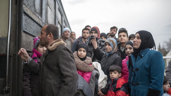 Migrants and refugees board a train heading to to Serbia after crossing the Greek-Macedonian border near Gevgelija on February 18, 2016. - Sputnik International