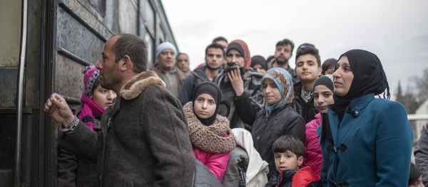 Migrants and refugees board a train heading to to Serbia after crossing the Greek-Macedonian border near Gevgelija on February 18, 2016. - Sputnik International