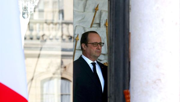 French President Francois Hollande stands in the entrance of the Elysee Palace following the weekly cabinet meeting in Paris, France, March 2, 2016. French President Francois Hollande stands in the entrance of the Elysee Palace following the weekly cabinet meeting in Paris, France, March 2, 2016. - Sputnik International
