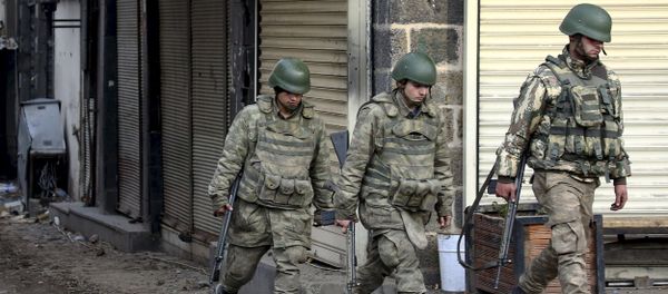 Turkish soldiers patrol in Sur district, which is partially under curfew, in the Kurdish-dominated southeastern city of Diyarbakir - Sputnik International