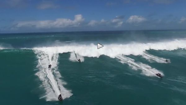 Jet Skis Speed Away from Wave - Sputnik International