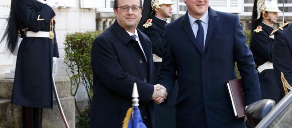French President Francois Hollande (L) shakes hands with Britain's Prime Minister David Cameron as they arrive to attend a Franco-British summit in Amiens, northern France, March 3, 2016. French President Francois Hollande (L) shakes hands with Britain's Prime Minister David Cameron as they arrive to attend a Franco-British summit in Amiens, northern France, March 3, 2016. - Sputnik International