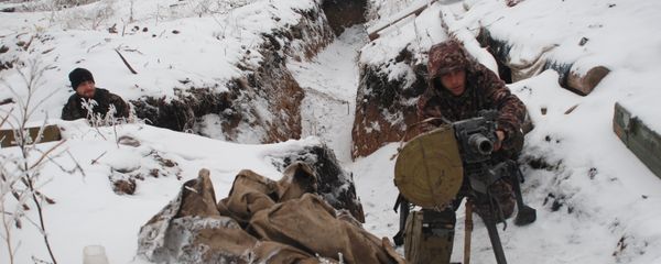 DPR militiamen on demarcation line - Sputnik International