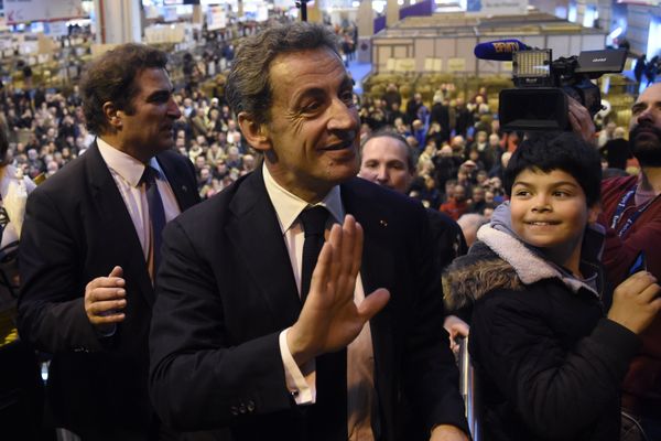 French right-wing Les Republicains (LR) party President, Nicolas Sarkozy (C) waves as he visits the Salon de l'Agriculture (Agriculture Fair), in Paris French right-wing Les Republicains (LR) party President, Nicolas Sarkozy (C) waves as he visits the Salon de l'Agriculture (Agriculture Fair), in Paris - Sputnik International
