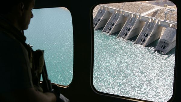 The view from a helicopter as it flies above the dam in Mosul, Iraq. - Sputnik International