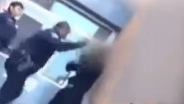 Young man thrashed by policeman in the US - Sputnik International