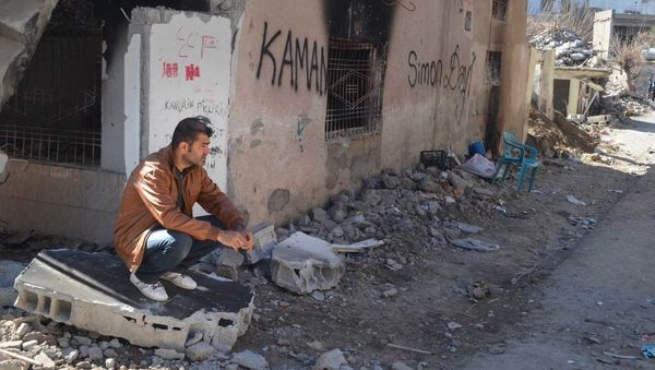 A resident of Cizre sits next to his ruined and burned house. A resident of Cizre sits next to his ruined and burned house. - Sputnik International