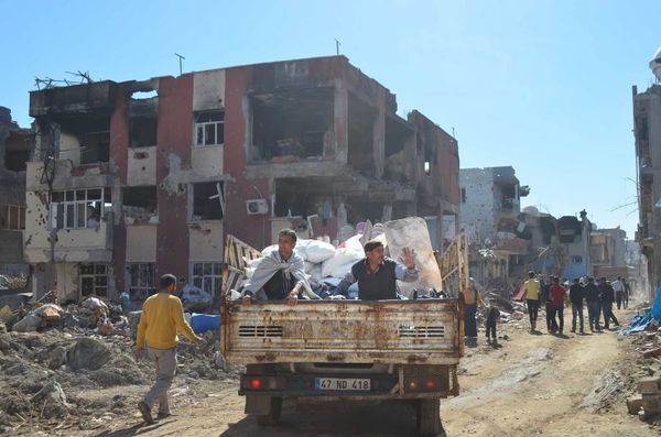 In some buildings, there is still some property which has not been destroyed. Residents are moving it to other buildings. - Sputnik International