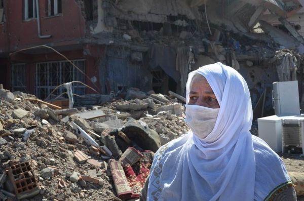 A woman in front of her ruined house: Where do we go now? - Sputnik International