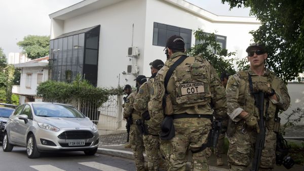 Federal police officers are deployed at the Lula Institute headquarters in Sao Paulo, Brazil on March 04, 2016. Police searched the home of Brazil's powerful ex-president Luiz Inacio Lula da Silva and detained him for questioning Friday in a probe into a huge corruption scheme. Federal police officers are deployed at the Lula Institute headquarters in Sao Paulo, Brazil on March 04, 2016. Police searched the home of Brazil's powerful ex-president Luiz Inacio Lula da Silva and detained him for questioning Friday in a probe into a huge corruption scheme. - Sputnik International