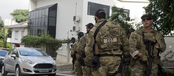 Federal police officers are deployed at the Lula Institute headquarters in Sao Paulo, Brazil on March 04, 2016. Police searched the home of Brazil's powerful ex-president Luiz Inacio Lula da Silva and detained him for questioning Friday in a probe into a huge corruption scheme. Federal police officers are deployed at the Lula Institute headquarters in Sao Paulo, Brazil on March 04, 2016. Police searched the home of Brazil's powerful ex-president Luiz Inacio Lula da Silva and detained him for questioning Friday in a probe into a huge corruption scheme. - Sputnik International