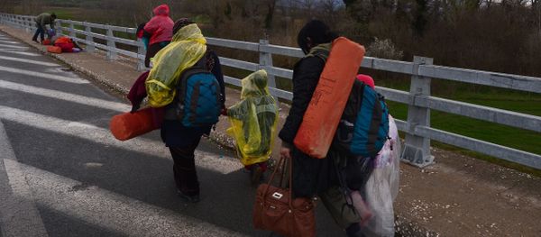Newly arrived migrants walk towards the Greek-Macedonian border near the Greek village of Idomeni Newly arrived migrants walk towards the Greek-Macedonian border near the Greek village of Idomeni - Sputnik International