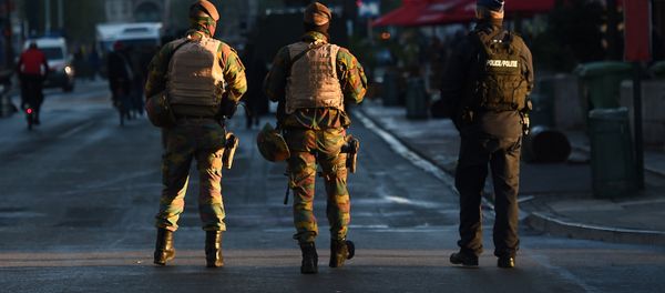 Two Belgian soldiers and a policeman patrol in Brussels. (File) - Sputnik International