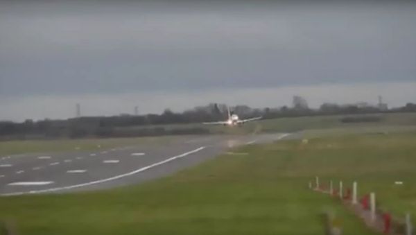 Pilots Overcome Terrifying Wind - Sputnik International
