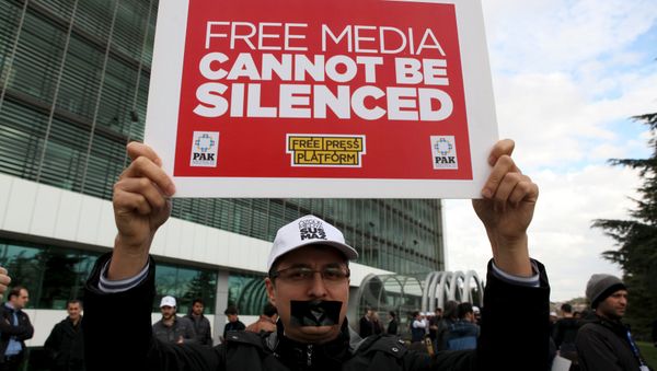 Employees of Zaman newspaper gather at the courtyard of the newspaper during a protest in Istanbul, Turkey March 4, 2016 - Sputnik International