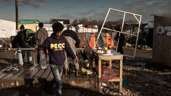 Men wash up at a water source at the migrant camp known as the Jungle in Calais on December 7, 2015 - Sputnik International
