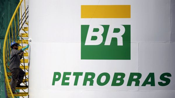 A worker paints a tank of Brazil's state-run Petrobras oil company in Brasilia, Brazil in this September 30, 2015 file photo A worker paints a tank of Brazil's state-run Petrobras oil company in Brasilia, Brazil in this September 30, 2015 file photo - Sputnik International