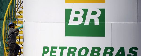 A worker paints a tank of Brazil's state-run Petrobras oil company in Brasilia, Brazil in this September 30, 2015 file photo - Sputnik International