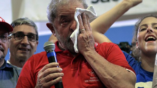 Brazilian former president Luiz Inacio Lula da Silva (C) wipes tears as he attends a meeting organized by unionists and members of the Workers Party (PT) in Sao Paulo downtown Brazil on March 4, 2016. Brazil's powerful Lula da Silva lashed out at prosecutors Friday after he was briefly detained by police as part of a probe into a massive corruption scheme - Sputnik International
