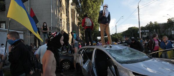 Ukrainian protesters destroy cars near the Russian Embassy during a rally in Kiev, Ukraine, Saturday, June 14, 2014 Ukrainian protesters destroy cars near the Russian Embassy during a rally in Kiev, Ukraine, Saturday, June 14, 2014 - Sputnik International