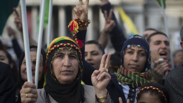 Protesters gesture the peace sign during a demonstration in Trafalgar Square in London on November 1, 2014 in a show of solidarity with Kurdish resistance to Islamic State Protesters gesture the peace sign during a demonstration in Trafalgar Square in London on November 1, 2014 in a show of solidarity with Kurdish resistance to Islamic State - Sputnik International