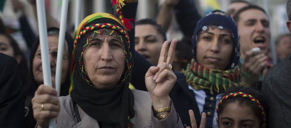Protesters gesture the peace sign during a demonstration in Trafalgar Square in London on November 1, 2014 in a show of solidarity with Kurdish resistance to Islamic State - Sputnik International