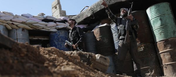 Syrian rebel fighters from the Failaq al-Rahman brigade opposed to the regime man a position in the town of Arbin in the eastern Ghouta region on the outskirts of the capital Damascus on February 26, 2016 - Sputnik International