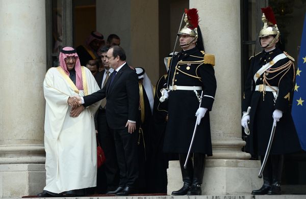 French President Francois Hollande (2nd L) shakes hands with Saudi Crown Prince Mohammed bin Nayef as he escorts him following their talks on March 4, 2016 at the Elysee Presidential Palace in Paris - Sputnik International
