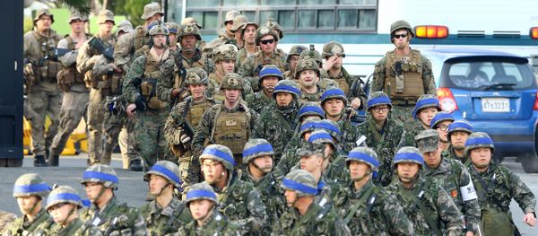 Marines from South Korea (front) and the US (top) move for a joint military drill by US and South Korea in the southeastern port of Pohang on March 7, 2016 - Sputnik International