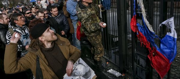 Protesters throw eggs towards a building of the Russian embassy during a rally demanding the liberation of Ukrainian army pilot Nadezhda Savchenko by Russia, in Kiev, Ukraine, March 6, 2016 - Sputnik International