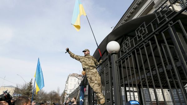 A protester shouts as he climbs the fence of the Russian Embassy in Kiev during a rally demanding the liberation of Ukrainian army pilot Nadezhda Savchenko, March 6, 2016. A protester shouts as he climbs the fence of the Russian Embassy in Kiev during a rally demanding the liberation of Ukrainian army pilot Nadezhda Savchenko, March 6, 2016. - Sputnik International