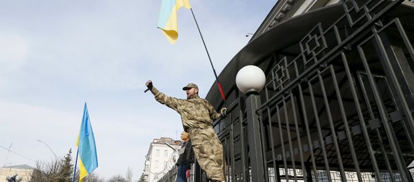 A protester shouts as he climbs the fence of the Russian Embassy in Kiev during a rally demanding the liberation of Ukrainian army pilot Nadezhda Savchenko, March 6, 2016. - Sputnik International