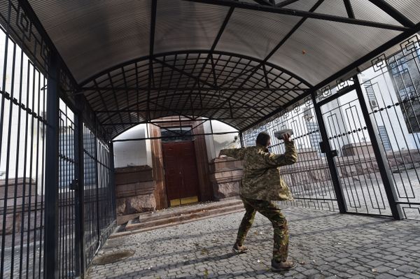 A protester throws a brick at a door of the Russian Embassy in Kiev after climbing over a fence during a rally to demand the release of hunger-striking Ukrainian pilot Nadiya Savchenko, March 6, 2016. A protester throws a brick at a door of the Russian Embassy in Kiev after climbing over a fence during a rally to demand the release of hunger-striking Ukrainian pilot Nadiya Savchenko, March 6, 2016. - Sputnik International