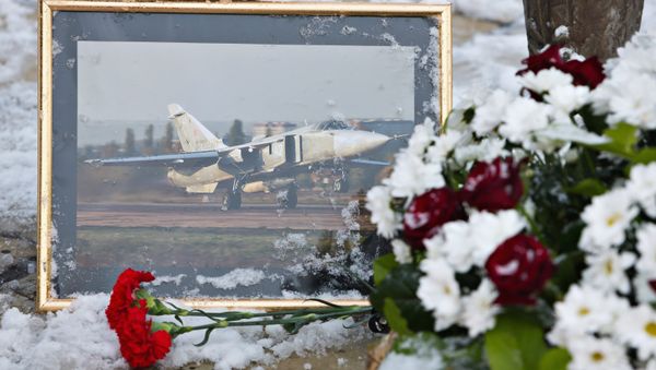 Flowers laid at the monument to pilots in the center of Lipetsk in memory of Lieutenant Colonel Oleg Peshkov of the Lipetsk Air Force Center, the commander of the downed bomber Su-24 - Sputnik International
