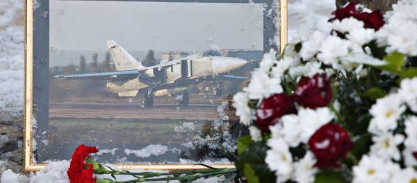 Flowers laid at the monument to pilots in the center of Lipetsk in memory of Lieutenant Colonel Oleg Peshkov of the Lipetsk Air Force Center, the commander of the downed bomber Su-24 - Sputnik International